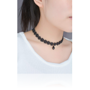 <notranslate>Ett chokerhalsband med svart blomma</notranslate>