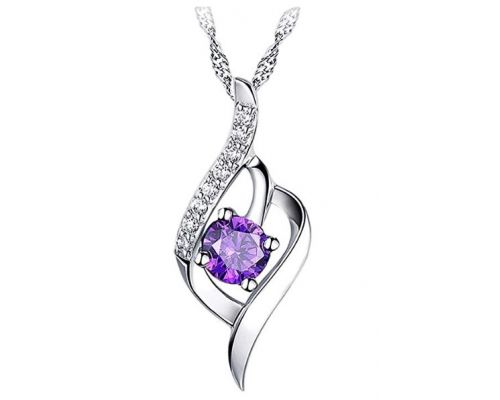 Un Collier avec pendentif Zircon Violet