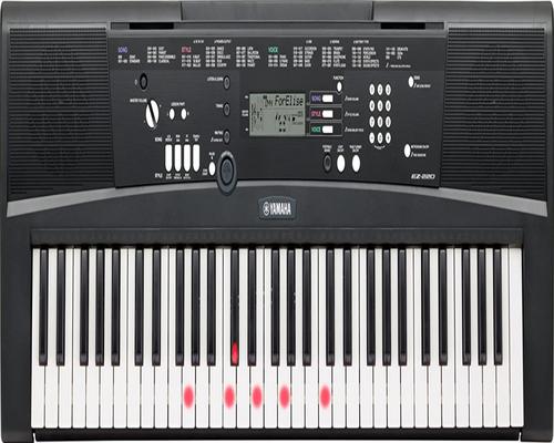 un teclado Yamaha Ez-220