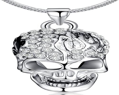 una collana a U infinita con teschio di cristallo austriaco placcato in argento