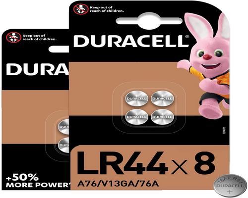 Una batteria a bottone alcalina Duracell Lr44 da 1,5 V.
