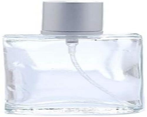 Una bottiglia di vetro trasparente da 50 ml