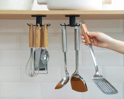 Пара клейких держателей для кухонной утвари