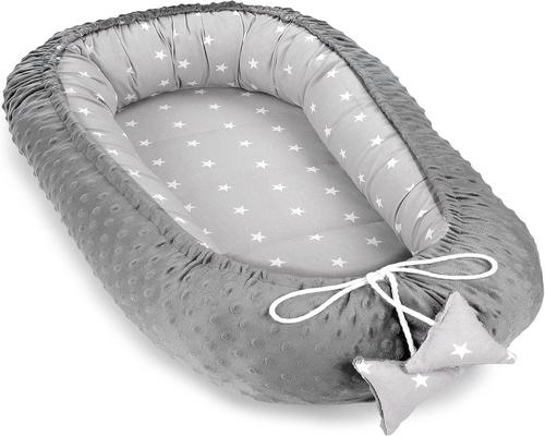 un Réducteur De Lit Bébé Cocoon 90X50 Cm