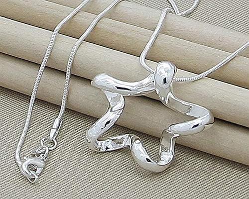 een ketting met grote sterhanger