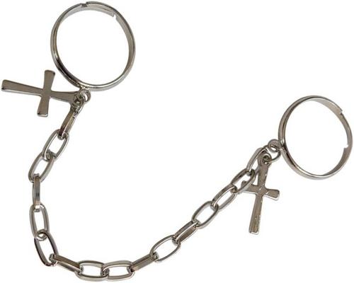 Een vingerketting met punkkruisringen