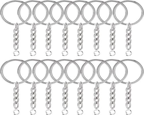 Een heleboel metalen sleutelhangers