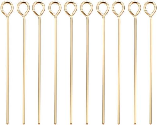 Een set vergulde broches