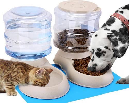 et sæt kibble og vanddispensere