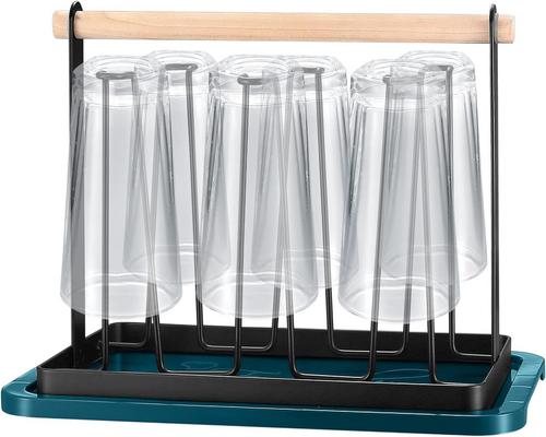 un escurridor de vasos y botellas