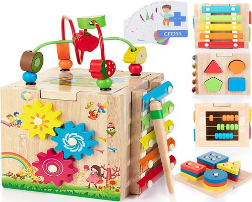 un cubo di attività Montessori in legno