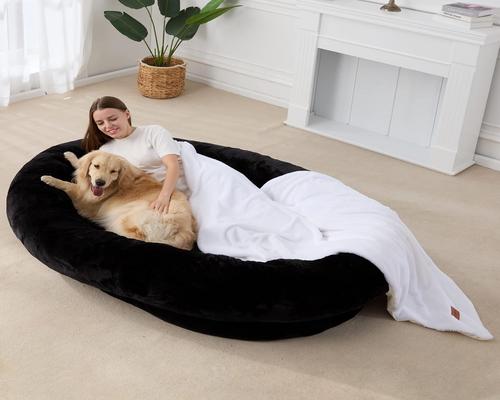 uma cama grande estilo almofada Fragess