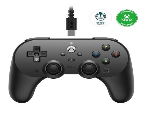 un controller cablato 8Bitdo Pro 2 per Xbox