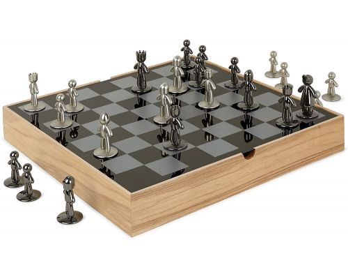 Un tablero de ajedrez de madera natural y metal.