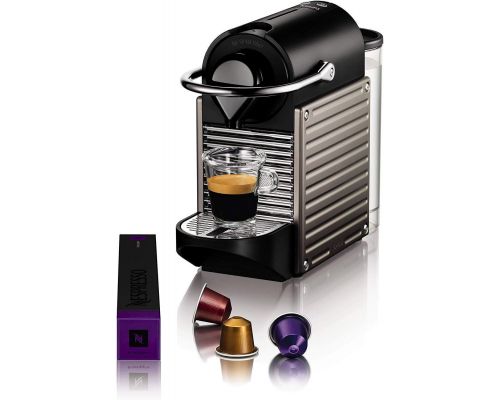 Una macchina per caffè espresso Nespresso - PIXIE TITANE